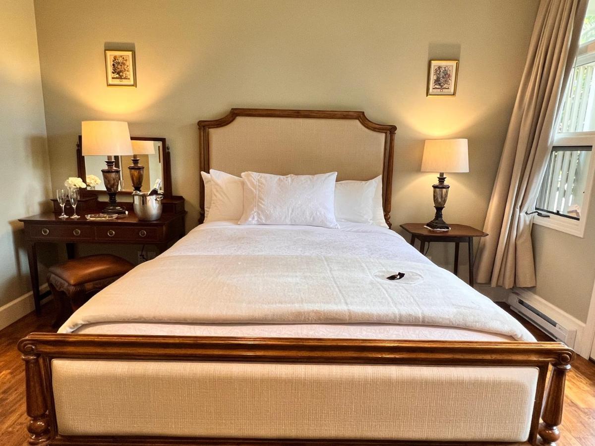 Woodstone Manor Inc. Hotel Sturdies Bay Екстериор снимка