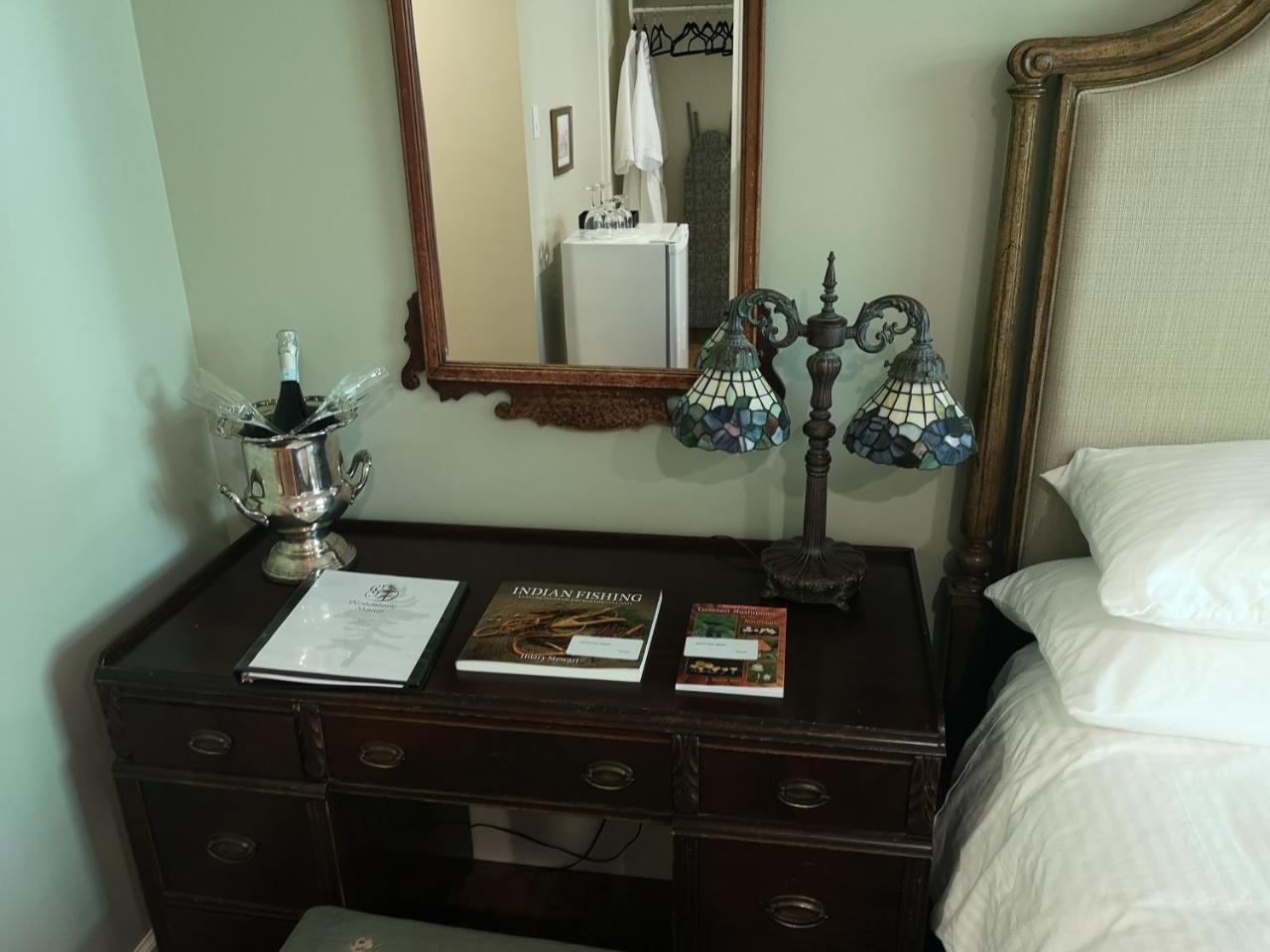 Woodstone Manor Inc. Hotel Sturdies Bay Екстериор снимка