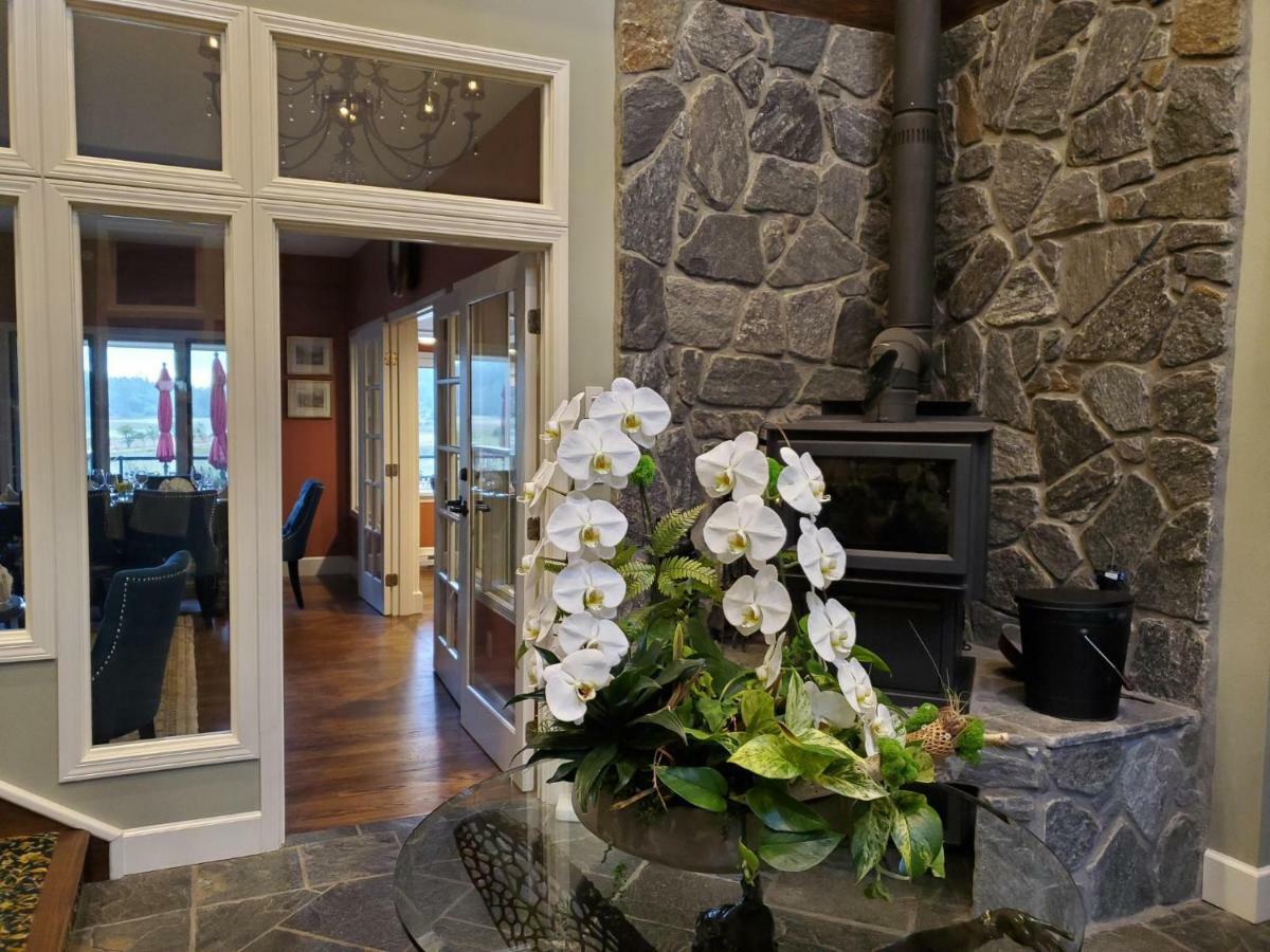 Woodstone Manor Inc. Hotel Sturdies Bay Екстериор снимка